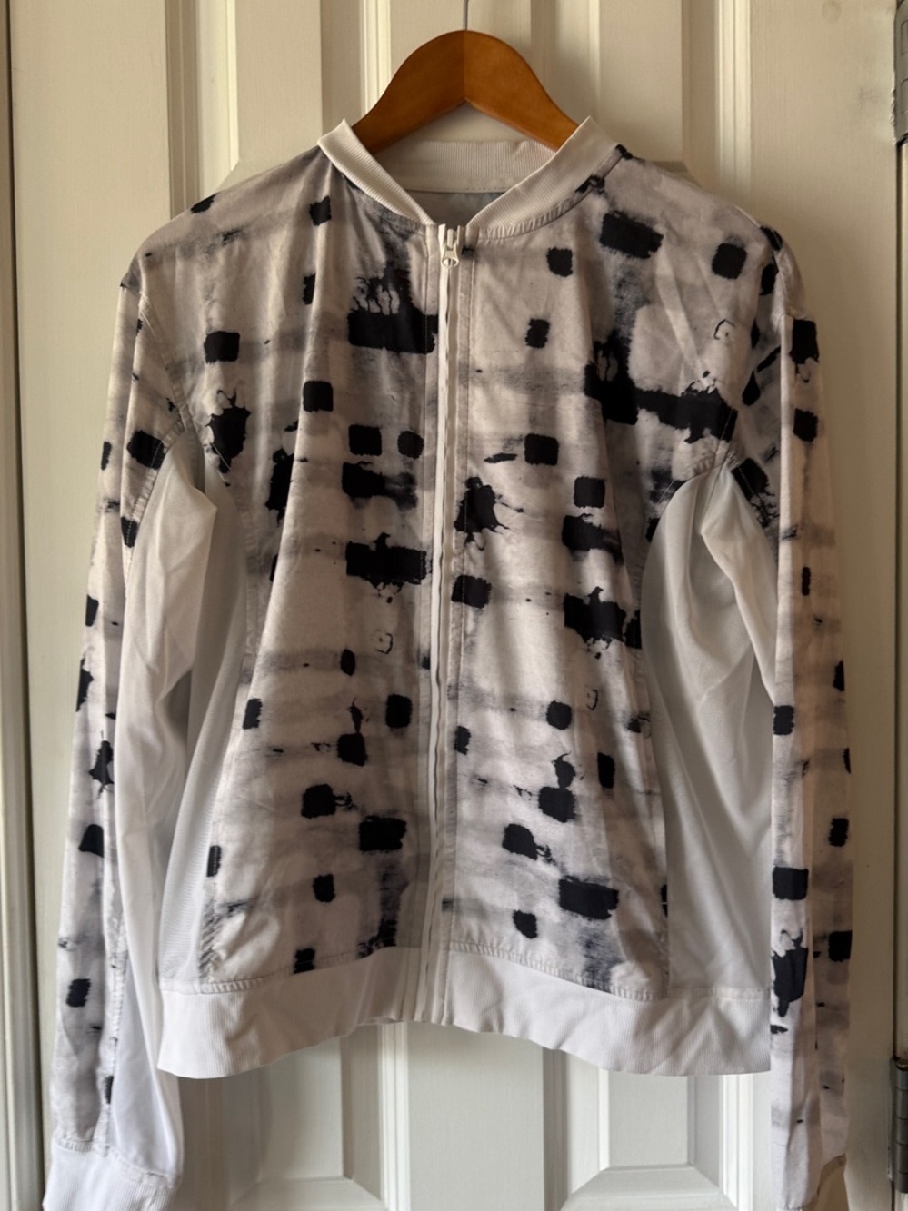 lululemon athletica Noir  Zip-Up Jacket splatter pattern Print size 12 EUC (p3)